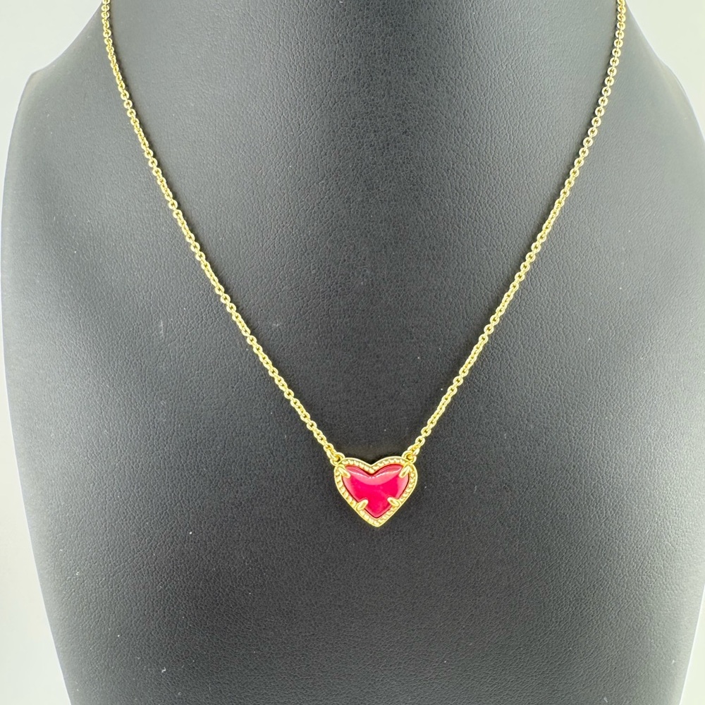 Kendra Scott Ari Heart Pendant Necklace in Maroon Jade NWT - Picture 2 of 5